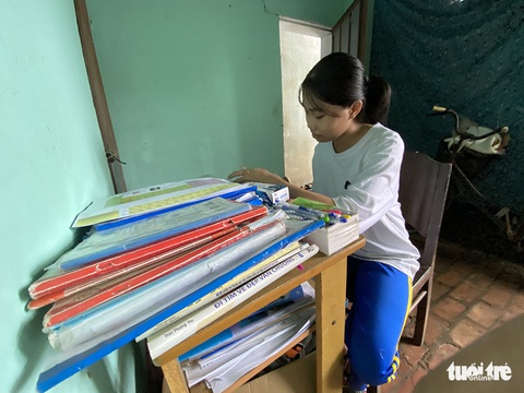 Cô bé vừa đi học, vừa quét chợ quê thành sinh viên đại học - Ảnh 1. Cô bé vừa đi học, vừa quét chợ quê thành sinh viên đại học - Ảnh 1.