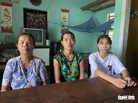 Cô bé vừa đi học, vừa quét chợ quê thành sinh viên đại học - Ảnh 3. Cô bé vừa đi học, vừa quét chợ quê thành sinh viên đại học - Ảnh 3.