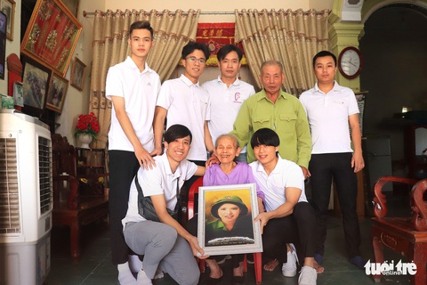 Nhóm bạn trẻ phục dựng ảnh chân dung 13 liệt sĩ Truông Bồn - Ảnh 3. Nhóm bạn trẻ phục dựng ảnh chân dung 13 liệt sĩ Truông Bồn - Ảnh 3.