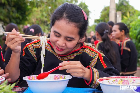 H’Hen Niê đi chợ, mời phở người dân buôn làng ở Đắk Lắk - Ảnh 4. H’Hen Niê đi chợ, mời phở người dân buôn làng ở Đắk Lắk - Ảnh 4.
