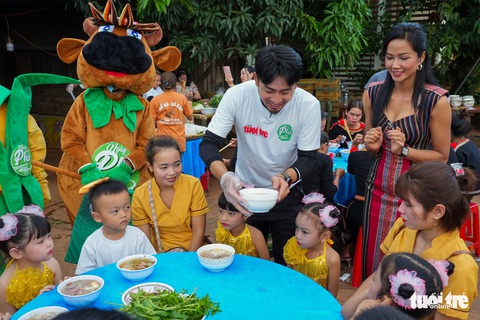 H’Hen Niê đi chợ, mời phở người dân buôn làng ở Đắk Lắk - Ảnh 2. H’Hen Niê đi chợ, mời phở người dân buôn làng ở Đắk Lắk - Ảnh 2.