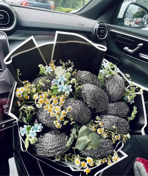 Cô đồng nát Lê Lệnh Quyền nhận được... vòng hoa ngày 20-10 - Ảnh 2. Cô đồng nát Lê Lệnh Quyền nhận được... vòng hoa ngày 20-10 - Ảnh 2.