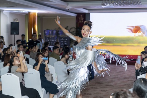 Thạch Thu Thảo mang thiết kế sếu đầu đỏ đến Hoa hậu Trái đất 2022 - Ảnh 3. Thạch Thu Thảo mang thiết kế sếu đầu đỏ đến Hoa hậu Trái đất 2022 - Ảnh 3.