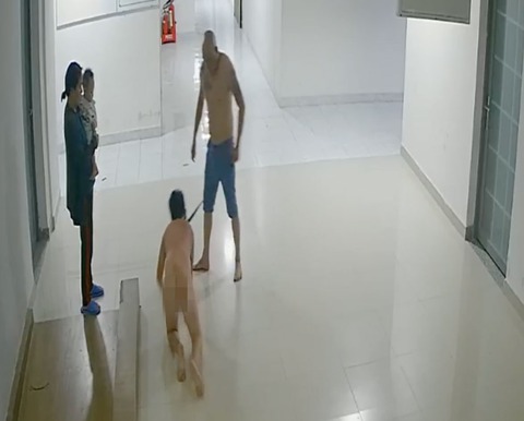 Tạm giữ người cha bạo hành, dùng dây nịt cột cổ con dắt đi như chó - Ảnh 1. Tạm giữ người cha bạo hành, dùng dây nịt cột cổ con dắt đi như chó - Ảnh 1.