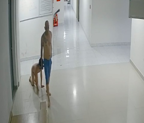 Khởi tố người cha bạo hành, dùng dây nịt cột cổ con dắt đi như dắt chó - Ảnh 2. Khởi tố người cha bạo hành, dùng dây nịt cột cổ con dắt đi như dắt chó - Ảnh 2.
