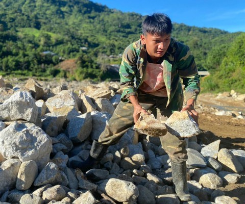 Bốc vác thuê nuôi ước mơ dạy học - Ảnh 3. Bốc vác thuê nuôi ước mơ dạy học - Ảnh 3.