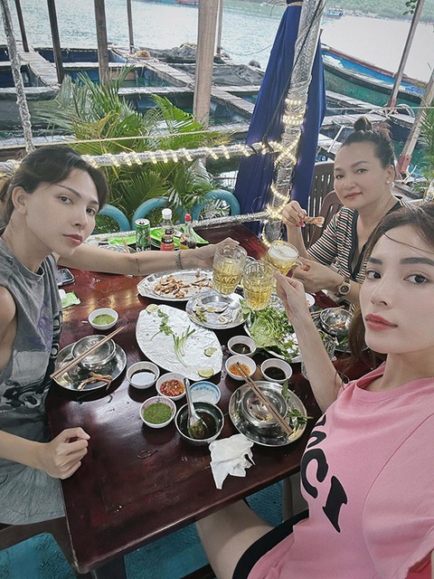 Ảnh vui sao Việt 21-10: Lệ Quyên được tình trẻ công kênh trên vai - Ảnh 5. Ảnh vui sao Việt 21-10: Lệ Quyên được tình trẻ công kênh trên vai - Ảnh 5.