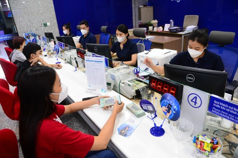 Người vay khóc ròng với lãi suất cao và bia kèm lạc của ngân hàng - Ảnh 1. Người vay khóc ròng với lãi suất cao và bia kèm lạc của ngân hàng - Ảnh 1.