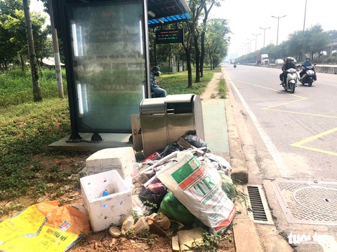 Rác vẫn bủa vây trạm xe buýt tại TP.HCM - Ảnh 1. Rác vẫn bủa vây trạm xe buýt tại TP.HCM - Ảnh 1.