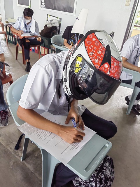 Chết cười với loạt mũ chống quay cóp của hội sinh viên lầy lội - Ảnh 10. Chết cười với loạt mũ chống quay cóp của hội sinh viên lầy lội - Ảnh 10.