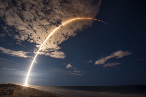 Starlink của tỉ phú Elon Musk trước thềm cuộc cạnh tranh viễn thông vũ trụ - Ảnh 1. Starlink của tỉ phú Elon Musk trước thềm cuộc cạnh tranh viễn thông vũ trụ - Ảnh 1.