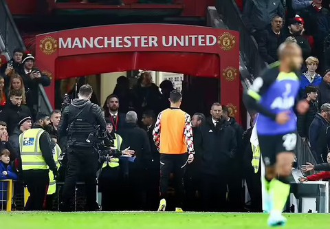 Man Utd cứng rắn trừng phạt Ronaldo vì tội tự ý bỏ về - Ảnh 1. Man Utd cứng rắn trừng phạt Ronaldo vì tội tự ý bỏ về - Ảnh 1.