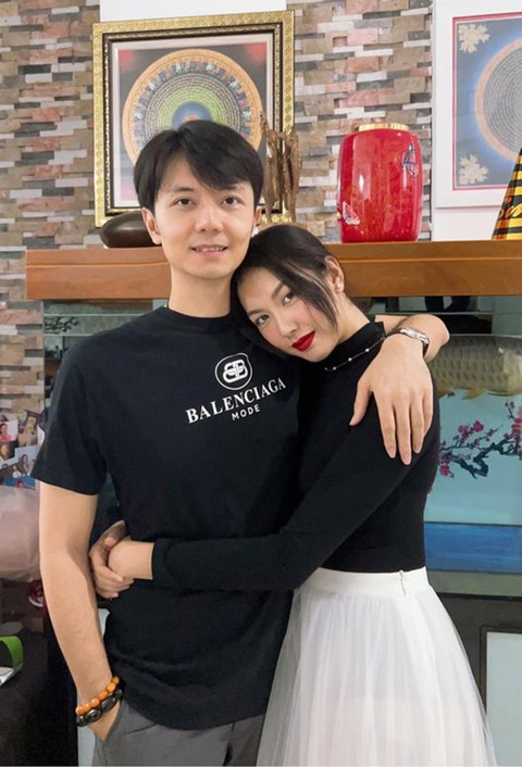 Ảnh vui sao Việt 21-10: Lệ Quyên được tình trẻ công kênh trên vai - Ảnh 7. Ảnh vui sao Việt 21-10: Lệ Quyên được tình trẻ công kênh trên vai - Ảnh 7.