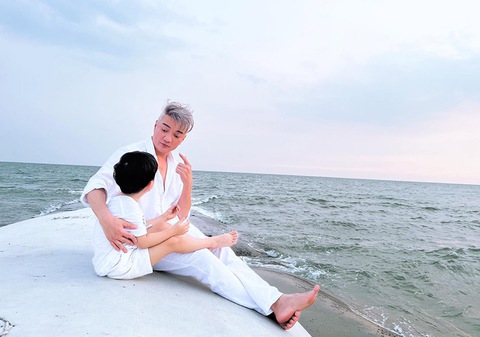 Ảnh vui sao Việt 21-10: Lệ Quyên được tình trẻ công kênh trên vai - Ảnh 8. Ảnh vui sao Việt 21-10: Lệ Quyên được tình trẻ công kênh trên vai - Ảnh 8.