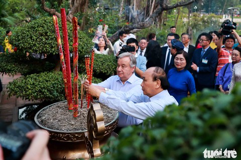 Chủ tịch nước cùng Tổng thư ký Liên Hiệp Quốc dạo hồ Gươm - Ảnh 3. Chủ tịch nước cùng Tổng thư ký Liên Hiệp Quốc dạo hồ Gươm - Ảnh 3.