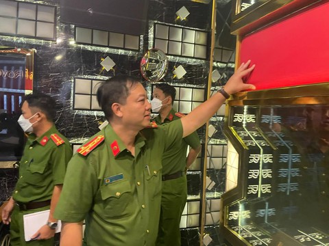Hai quán karaoke lớn ở quận 1 và quận 3 bị tạm ngưng để khắc phục thiếu sót về phòng cháy chữa cháy - Ảnh 3. Hai quán karaoke lớn ở quận 1 và quận 3 bị tạm ngưng để khắc phục thiếu sót về phòng cháy chữa cháy - Ảnh 3.