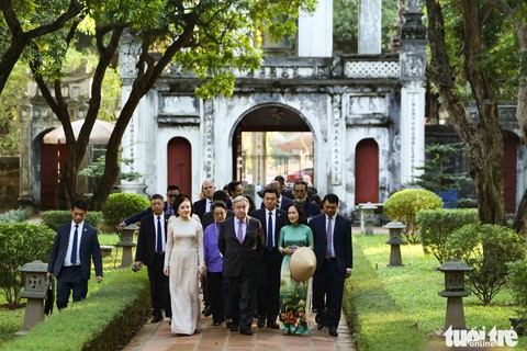 Chủ tịch nước cùng Tổng thư ký Liên Hiệp Quốc dạo hồ Gươm - Ảnh 7. Chủ tịch nước cùng Tổng thư ký Liên Hiệp Quốc dạo hồ Gươm - Ảnh 7.