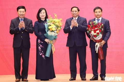 Thủ tướng trao quyết định cho Bộ trưởng Bộ Y tế và Bộ trưởng Bộ Giao thông vận tải - Ảnh 1. Thủ tướng trao quyết định cho Bộ trưởng Bộ Y tế và Bộ trưởng Bộ Giao thông vận tải - Ảnh 1.