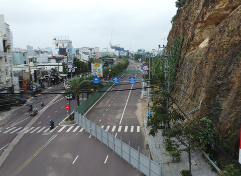 Sạt núi giữa Quy Nhơn, hơn 1 năm mới duyệt chủ trương khắc phục - Ảnh 1. Sạt núi giữa Quy Nhơn, hơn 1 năm mới duyệt chủ trương khắc phục - Ảnh 1.