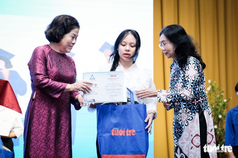 20 mùa Tiếp sức đến trường: Trao 100 suất học bổng sinh viên Quảng Nam - Đà Nẵng - Ảnh 7. 20 mùa Tiếp sức đến trường: Trao 100 suất học bổng sinh viên Quảng Nam - Đà Nẵng - Ảnh 7.