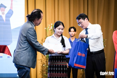 20 mùa Tiếp sức đến trường: Trao 100 suất học bổng sinh viên Quảng Nam - Đà Nẵng - Ảnh 4. 20 mùa Tiếp sức đến trường: Trao 100 suất học bổng sinh viên Quảng Nam - Đà Nẵng - Ảnh 4.