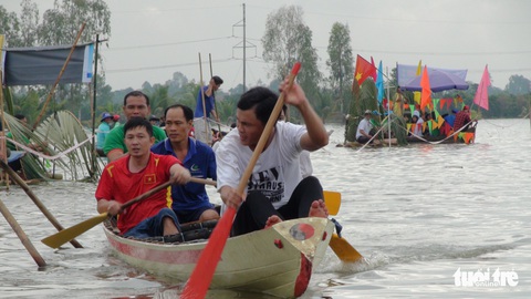 Nước nổi, bà con miền Tây đua xuồng, anh thắng cuộc nhảy xuống đồng nước mừng - Ảnh 3. Nước nổi, bà con miền Tây đua xuồng, anh thắng cuộc nhảy xuống đồng nước mừng - Ảnh 3.