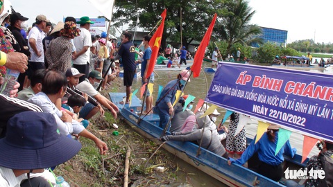 Nước nổi, bà con miền Tây đua xuồng, anh thắng cuộc nhảy xuống đồng nước mừng - Ảnh 4. Nước nổi, bà con miền Tây đua xuồng, anh thắng cuộc nhảy xuống đồng nước mừng - Ảnh 4.