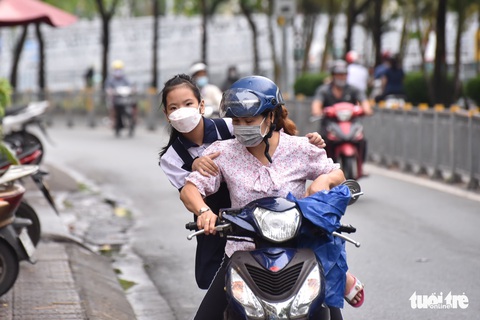 Phó giám đốc Sở Giáo dục và Đào tạo TP.HCM: Tiểu học vào học từ 7h thì hơi sớm - Ảnh 1. Phó giám đốc Sở Giáo dục và Đào tạo TP.HCM: Tiểu học vào học từ 7h thì hơi sớm - Ảnh 1.