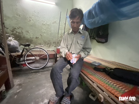 Cha bán vé số, con vào giảng đường - Ảnh 1. Cha bán vé số, con vào giảng đường - Ảnh 1.