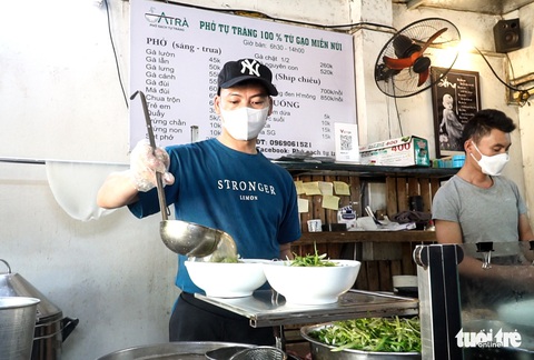 Phở Mông xuống phố Hà thành, bánh phở tự tráng lá chanh nhà trồng - Ảnh 1. Phở Mông xuống phố Hà thành, bánh phở tự tráng lá chanh nhà trồng - Ảnh 1.