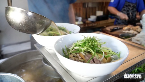Phở Mông xuống phố Hà thành, bánh phở tự tráng lá chanh nhà trồng - Ảnh 7. Phở Mông xuống phố Hà thành, bánh phở tự tráng lá chanh nhà trồng - Ảnh 7.