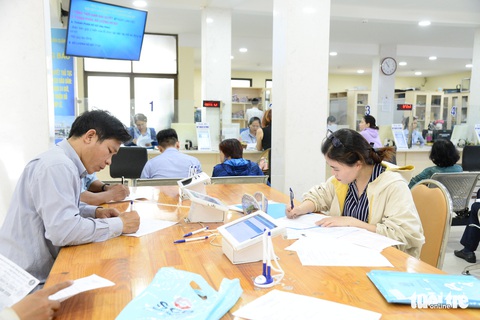 Bạn đọc ý kiến: Dẹp ‘cò’ dịch vụ công không khó; Nói không với ô tô bán bia kèm lạc’ - Ảnh 1. Bạn đọc ý kiến: Dẹp ‘cò’ dịch vụ công không khó; Nói không với ô tô bán bia kèm lạc’ - Ảnh 1.