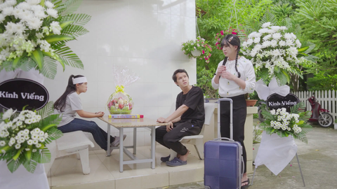 Hết làm cô giáo, giúp việc nhà, Duy Khánh làm nhân viên salon tóc - Ảnh 2. Hết làm cô giáo, giúp việc nhà, Duy Khánh làm nhân viên salon tóc - Ảnh 2.