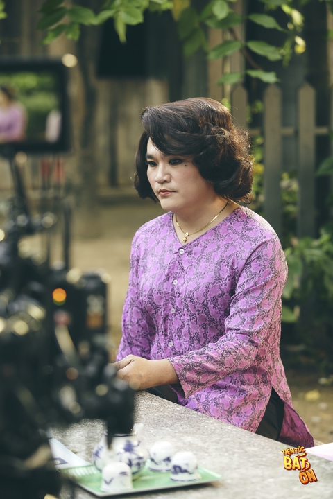 Hết làm cô giáo, giúp việc nhà, Duy Khánh làm nhân viên salon tóc - Ảnh 4. Hết làm cô giáo, giúp việc nhà, Duy Khánh làm nhân viên salon tóc - Ảnh 4.