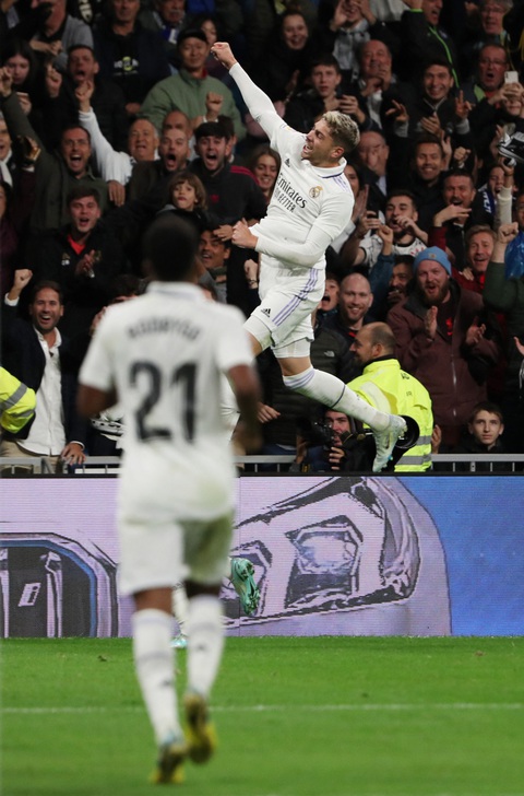 Valverde ghi siêu phẩm giúp Real Madrid kéo dài chuỗi bất bại - Ảnh 3. Valverde ghi siêu phẩm giúp Real Madrid kéo dài chuỗi bất bại - Ảnh 3.