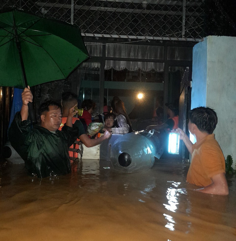 Duyên nợ bất ngờ trong đêm đại hồng thủy - Ảnh 3. Duyên nợ bất ngờ trong đêm đại hồng thủy - Ảnh 3.