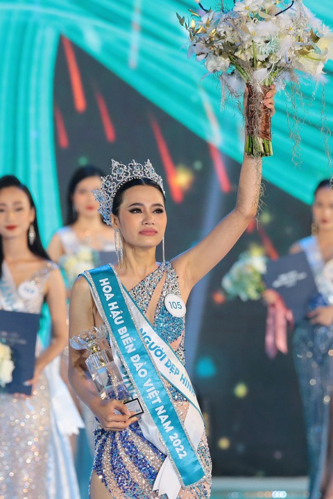 Chỉ một đêm thêm hai tân hoa hậu - Ảnh 7. Chỉ một đêm thêm hai tân hoa hậu - Ảnh 7.