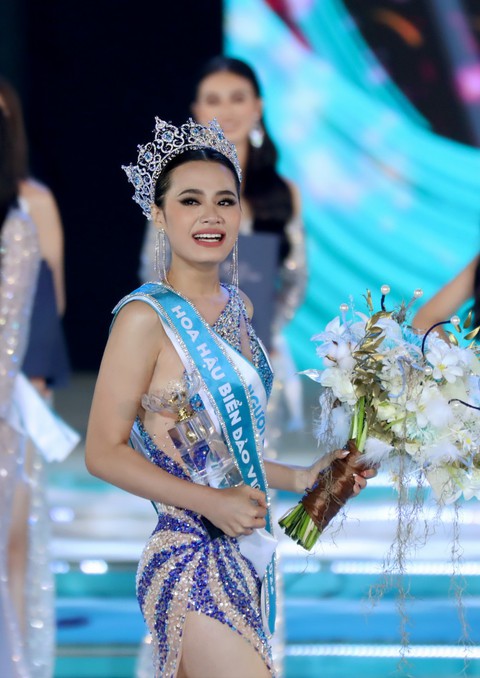 Vừa đăng quang, tân Hoa hậu Biển đảo Việt Nam trả lại vương miện - Ảnh 2. Vừa đăng quang, tân Hoa hậu Biển đảo Việt Nam trả lại vương miện - Ảnh 2.