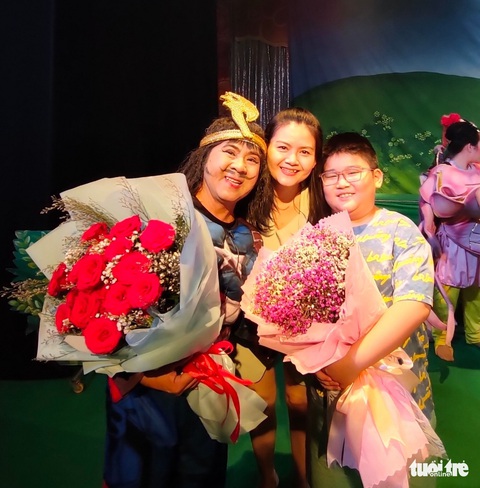 Trinh Trinh ủng hộ thầy Bạch Long ra mắt Cóc kiện trời - Ảnh 4. Trinh Trinh ủng hộ thầy Bạch Long ra mắt Cóc kiện trời - Ảnh 4.