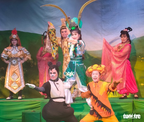Trinh Trinh ủng hộ thầy Bạch Long ra mắt Cóc kiện trời - Ảnh 3. Trinh Trinh ủng hộ thầy Bạch Long ra mắt Cóc kiện trời - Ảnh 3.