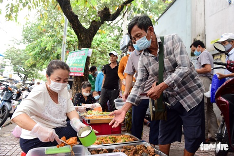Cường Ba Cu - Gã giang hồ hoàn lương chăm lo bữa ăn cho bệnh nhân nghèo - Ảnh 7. Cường Ba Cu - Gã giang hồ hoàn lương chăm lo bữa ăn cho bệnh nhân nghèo - Ảnh 7.