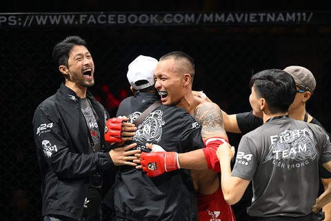 Nguyễn Trần Duy Nhất hạ knock-out đối thủ, Thanh Trúc mặc áo dài lên sàn MMA Việt Nam - Ảnh 2. Nguyễn Trần Duy Nhất hạ knock-out đối thủ, Thanh Trúc mặc áo dài lên sàn MMA Việt Nam - Ảnh 2.