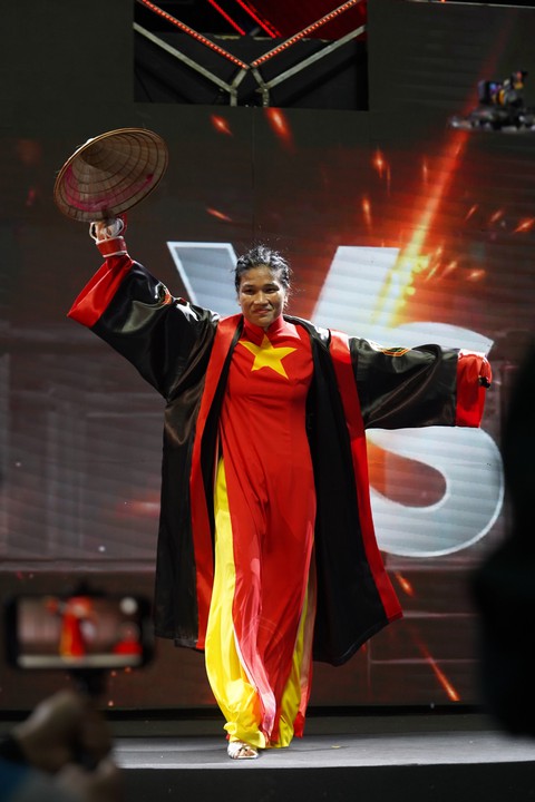 Nguyễn Trần Duy Nhất hạ knock-out đối thủ, Thanh Trúc mặc áo dài lên sàn MMA Việt Nam - Ảnh 4. Nguyễn Trần Duy Nhất hạ knock-out đối thủ, Thanh Trúc mặc áo dài lên sàn MMA Việt Nam - Ảnh 4.