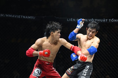 Nguyễn Trần Duy Nhất hạ knock-out đối thủ, Thanh Trúc mặc áo dài lên sàn MMA Việt Nam - Ảnh 1. Nguyễn Trần Duy Nhất hạ knock-out đối thủ, Thanh Trúc mặc áo dài lên sàn MMA Việt Nam - Ảnh 1.