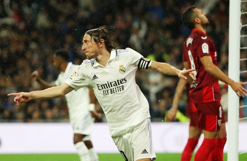 Valverde ghi siêu phẩm giúp Real Madrid kéo dài chuỗi bất bại - Ảnh 2. Valverde ghi siêu phẩm giúp Real Madrid kéo dài chuỗi bất bại - Ảnh 2.
