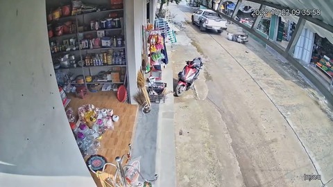 Xe bán tải bỏ chạy sau va chạm với xe máy, cộng đồng mạng cùng nhau truy tìm - Ảnh 1. Xe bán tải bỏ chạy sau va chạm với xe máy, cộng đồng mạng cùng nhau truy tìm - Ảnh 1.