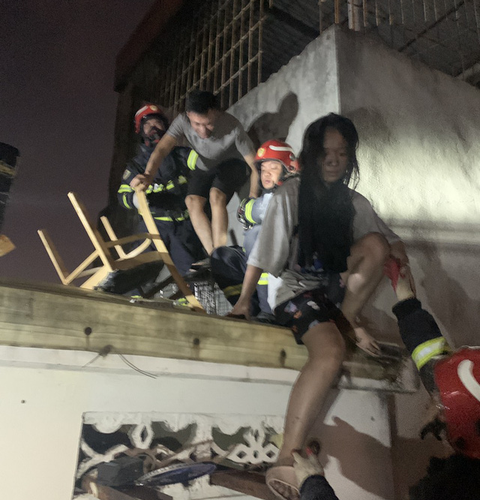 11 người được cứu từ nhà cháy trong hẻm ở Hà Nội - Ảnh 1. 11 người được cứu từ nhà cháy trong hẻm ở Hà Nội - Ảnh 1.