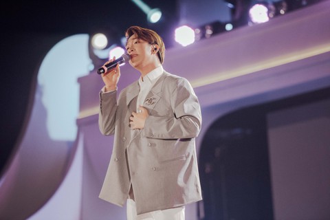 Hoàng Duyên song ca với ca sĩ tỉ view Calum Scott, Ý Lan hóa thân thành mẹ Thái Thanh - Ảnh 3. Hoàng Duyên song ca với ca sĩ tỉ view Calum Scott, Ý Lan hóa thân thành mẹ Thái Thanh - Ảnh 3.