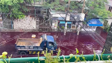 Nước ngập đỏ lòm đường Phan Anh, Tô Hiệu sau mưa: Vẫn chưa tìm ra nguyên nhân - Ảnh 1. Nước ngập đỏ lòm đường Phan Anh, Tô Hiệu sau mưa: Vẫn chưa tìm ra nguyên nhân - Ảnh 1.
