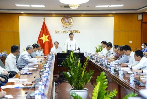 Bộ trưởng yêu cầu bảo đảm nguồn cung xăng dầu dù giá cao hay thấp - Ảnh 1. Bộ trưởng yêu cầu bảo đảm nguồn cung xăng dầu dù giá cao hay thấp - Ảnh 1.